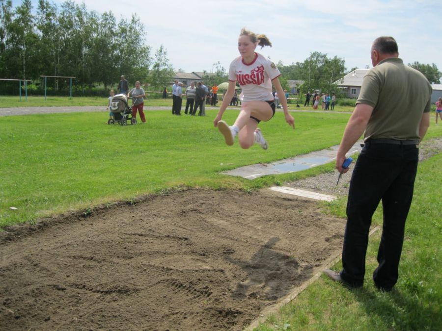 Надежда Крючкова прыгает в длину на районной олимпиаде. Фото из семейного альбома 
