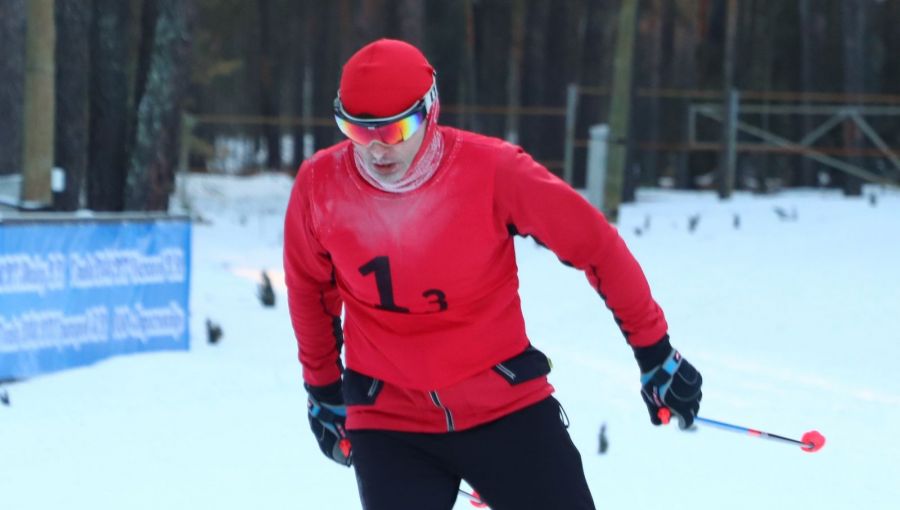Алексей Ядыкин на финише лыжной эстафеты. Фото: "Алтайский спорт"