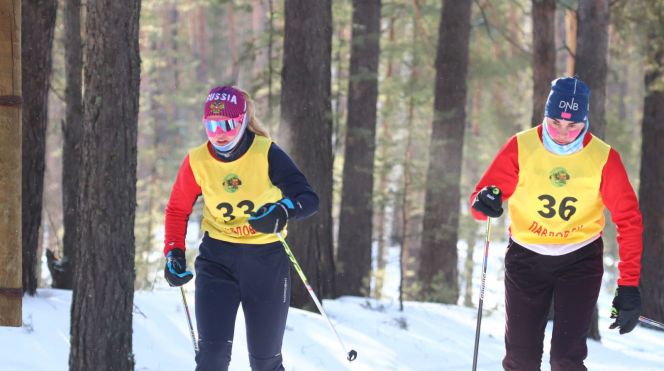 Победителями первых лыжных гонок олимпиады стали Марина Зятькова из Первомайского района и Евгений Кабаков из Шипуновского (добавлены фото)
