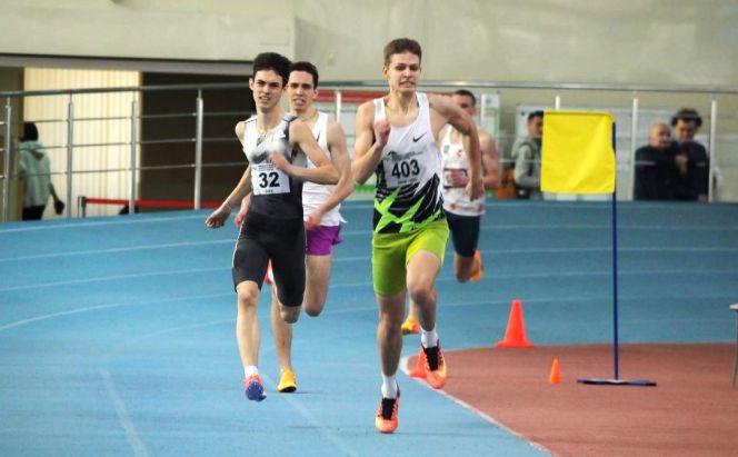 Иван Кудрявцев возглавляет бег на спринтерской дистанции. Фото из архива "АС"
