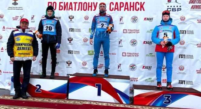 Леонид Кульгускин (№2) стал победителем масстарта. Фото: СШОР по биатлону им. Маматова