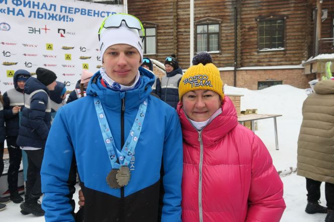 Егор Бобров с президентом Федерации лыжных гонок России Еленой Вяльбе. Фото: Андрей Бобров
