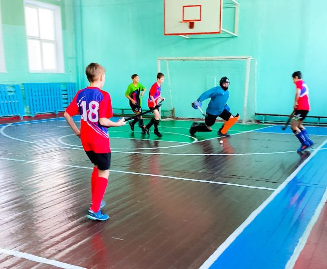 Готовясь к новому сезону, краевая спортшкола «Юность Алтая» провела большой турнир по индорхоккею