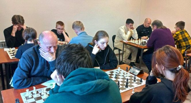 Артём Киселёв из Ребрихинского района выиграл сельское первенство края по шахматам