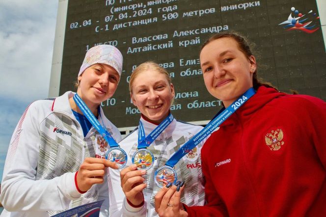 Призеры соревнований на дистанции 500 м у каноисток (слева направо): Елизавета Яковлева, Александра Власова и Элона Шокина 