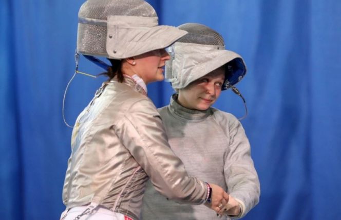 Кажется, Юлия Жданова не верит, что только что выиграла дуэль у олимпийской чемпионки Яны Егорян. Фото: Федерация фехтования России
