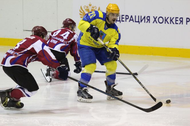 В первом домашнем матче сезона "Алтай" со счётом 4:2 обыграл "Челны" (фото).