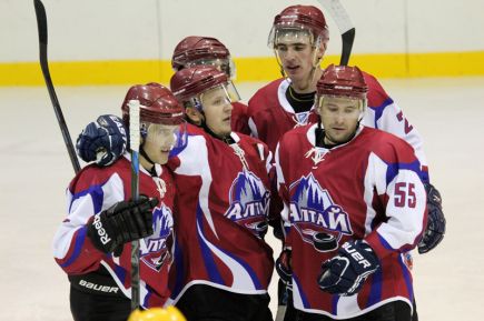 В первом домашнем матче сезона "Алтай" со счётом 4:2 обыграл "Челны" (фото).