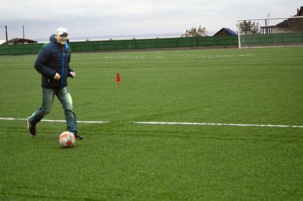 В Яровом открыли современное футбольное поле с искусственным покрытием (фото).