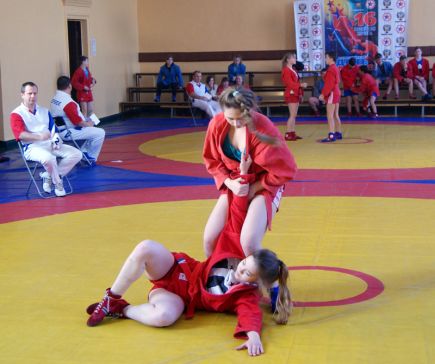 Алтайские спортсмены во Всероссийский день самбо участвовали в соревнованиях и тестировали ГТО (фото).