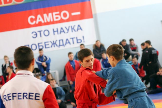 В Алтайском центре самбо провели чемпионат и первенство края (фото).