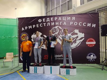 Алтайские армрестлеры успешно выступили на чемпионате и первенстве Сибири.