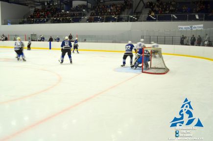 Барнаульское «Динамо» дважды разгромило на своём льду томский «Буревестник» – 11:0, 12:2.