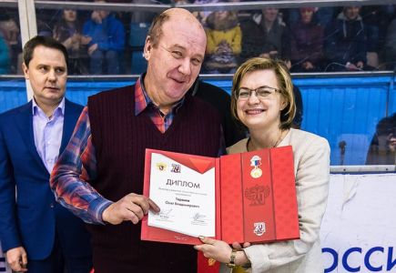 Федерация хоккея России в честь 70-летия отечественного хоккея наградила активистов в Алтайском крае.