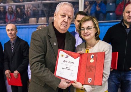 Федерация хоккея России в честь 70-летия отечественного хоккея наградила активистов в Алтайском крае.