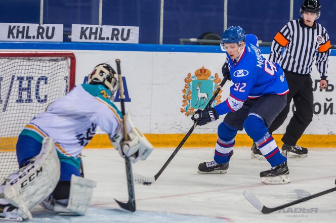 Воспитанник алтайского хоккея Антон Моренец дебютировал в КХЛ.