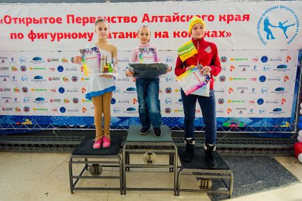 На Открытом первенстве Алтайского края выступили более 250 фигуристов из пяти сибирских регионов.