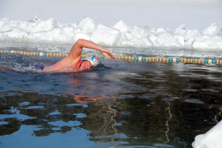 Сибирские моржи совершили в Барнауле суточный эстафетный заплыв в ледяной воде, посвящённый Дню защитника Отечества и 72-й годовщине  Победы в Великой Отечественной войне.