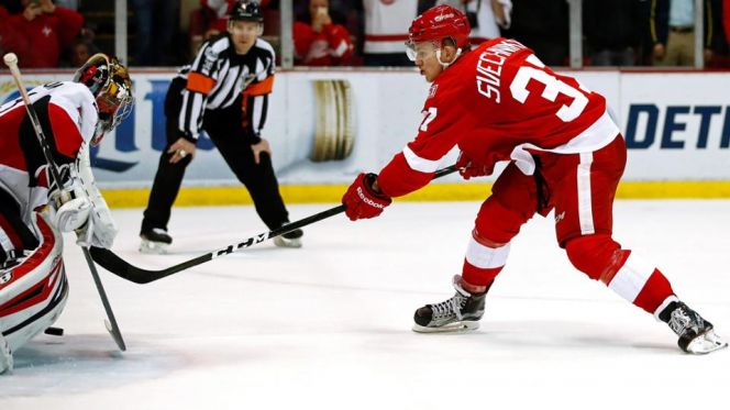 Воспитанник алтайского хоккея Евгений Свечников принёс победу «Детройту» в дебютном матче в НХЛ