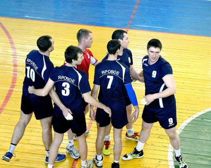В городе Яровое прошёл традиционный краевой турнир среди мужских и женских команд «В память о героях».