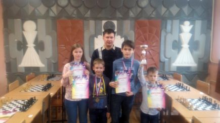 Ученики барнаульской школы № 127 выиграли краевой финал Всероссийских соревнований «Чудо-шашки».