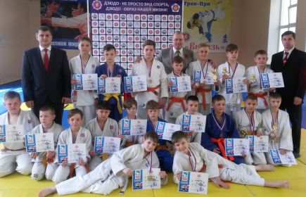 В Барнауле состоялся командный юношеский турнир "Друзья детства", посвящённый Дню Победы. 