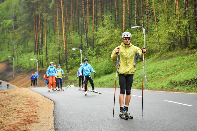 Новую лыжероллерную трассу в Белокурихе открыли лучшие биатлонисты России и Казахстана