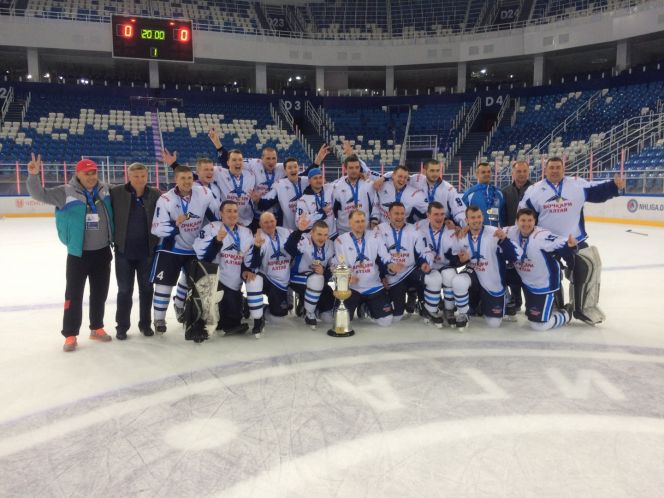 Команда из Алтайского края – «Бочкари» – впервые выиграла трофей «Ночной хоккейной лиги».