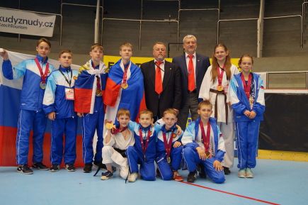 Карина Мешалкина из барнаульской ДЮСШ "Рубин" завоевала бронзовую медаль чемпионата Европы по каратэ-до (SKIF) в детской возрастной категории. 