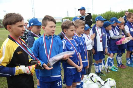 В Барнауле состоялся турнир открытого чемпионата ДФЛ "Большие звёзды светят малым" в дивизионе Евгения Городова и Александра Ерохина (фото).   