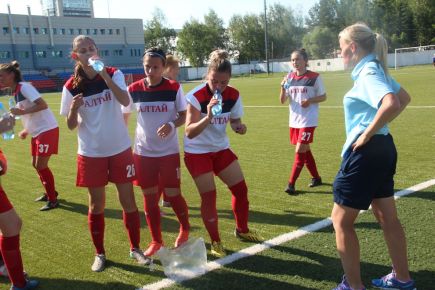 В повторной игре женская команда «Алтай» уступила «Кузбассу» - 0:4 (фото). 