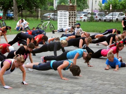 Сотни барнаульцев участвуют в бесплатных массовых тренировках в Парке спорта (фото).