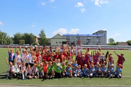В Бийске состоялся отборочный этап международного футбольного фестиваля "Большие звёзды светят малым" в дивизионе Александра Гостенина.  