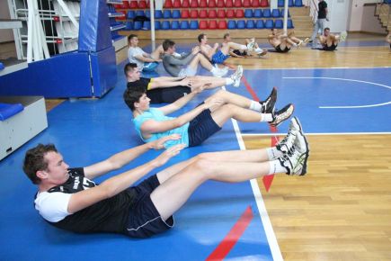Вышли из отпуска и возобновили тренировки волейболисты «Университета» (фото).   