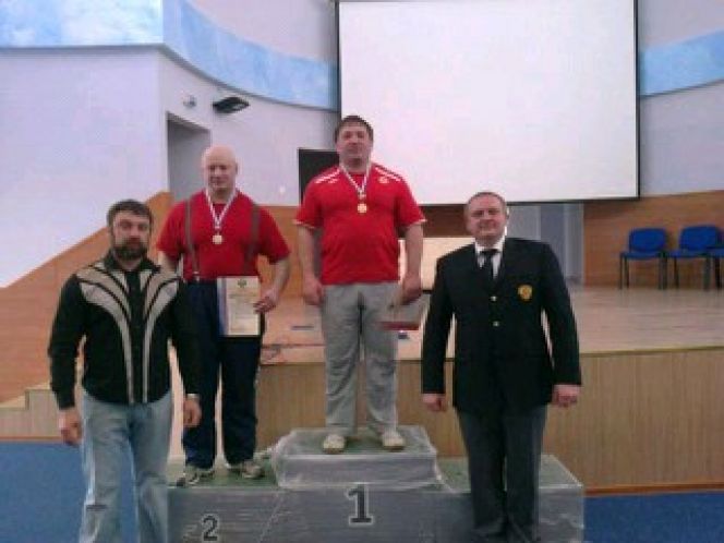 Первое командное место и три золотые медали в личном первенстве завоевали алтайские атлеты на чемпионате России по пауэрлифтингу среди слабовидящих спортсменов.