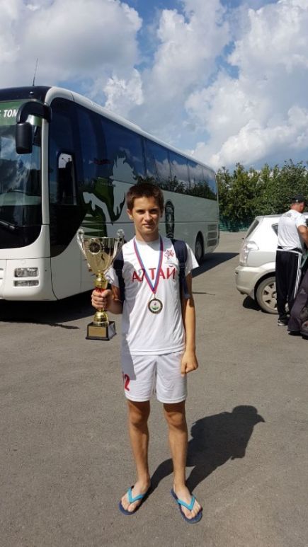 Юношеская команда СДЮШОР Алексея Смертина - победительница зонального первенства России. 