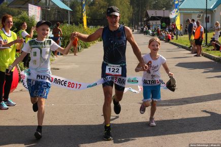 На территории ОЭЗ «Бирюзовая Катунь» провели первые в Сибири соревнования на полужелезной дистанции «ALTAI TRI RACE».