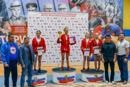 Алтайские самбисты завоевали 15 медалей на Всероссийском турнире памяти Героя Советского Союза, ветерана Великой Отечественной войны Геннадия Николаевича Ворошилова.