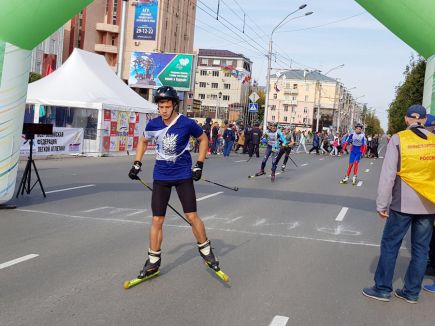 В рамках Всероссийского дня бега «Кросс нации» в Барнауле прошли массовые соревнования на лыжероллерах.