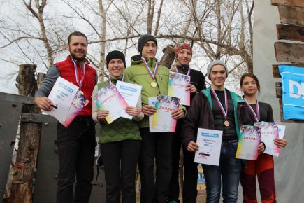 В Барнауле открыли ледолазный сезон краевыми соревнованиями.
