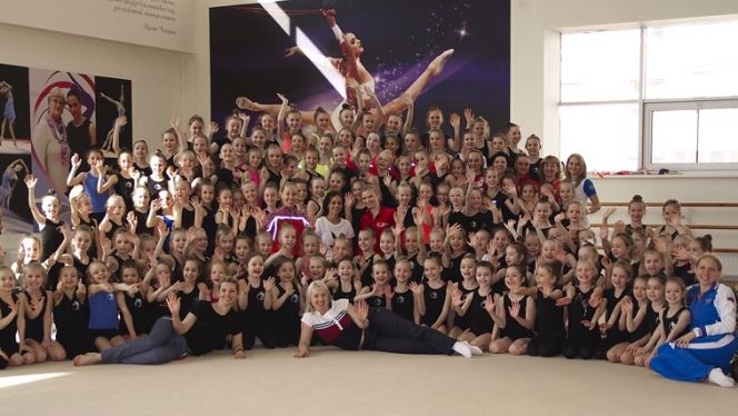 Отделение краевой детско-юношеской спортивной школы по художественной гимнастике имени Ирины Чащиной ведёт набор девочек.