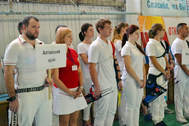 В Барнауле впервые провели в помещении официальные соревнования по стрельбе из лука.