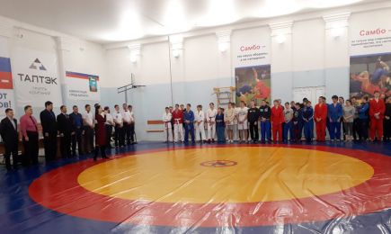 В открытом чемпионате Алтайского края по универсальному бою приняли участие более 150 спортсменов из трёх регионов.