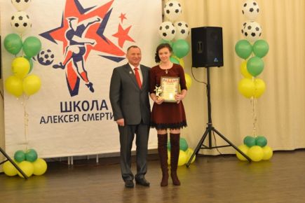 В краевой СДЮШОР по футболу Алексея Смертина вручили подарки лучшим игрокам и командам по итогам 2017 года.
