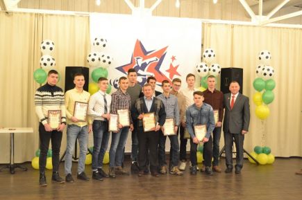 В краевой СДЮШОР по футболу Алексея Смертина вручили подарки лучшим игрокам и командам по итогам 2017 года.