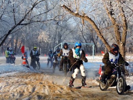 Алтайские мотолыжники открыли зимний сезон.