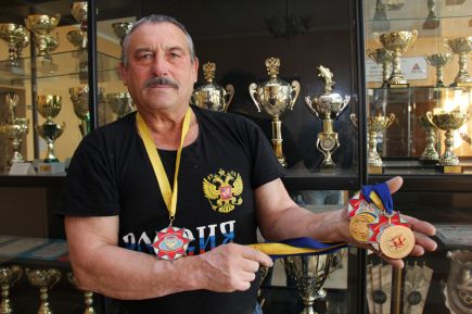 Житель Краснощёковского района Пётр Жинкин выиграл пять золотых медалей на чемпионате Европы по гиревому спорту среди ветеранов.