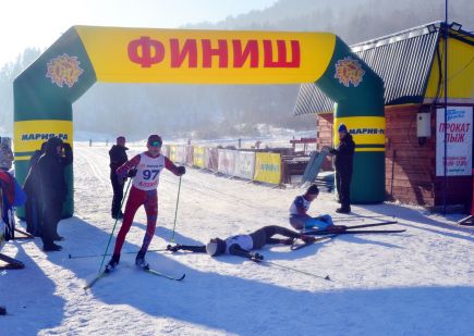 В селе Алтайском провели краевые соревнования на длинных дистанциях «Рождественская лыжня».