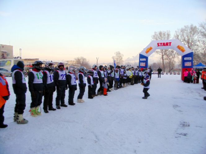 В Барнауле состоялась «Рождественская гонка» среди мотолыжных экипажей.