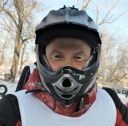 В Барнауле состоялась «Рождественская гонка» среди мотолыжных экипажей.